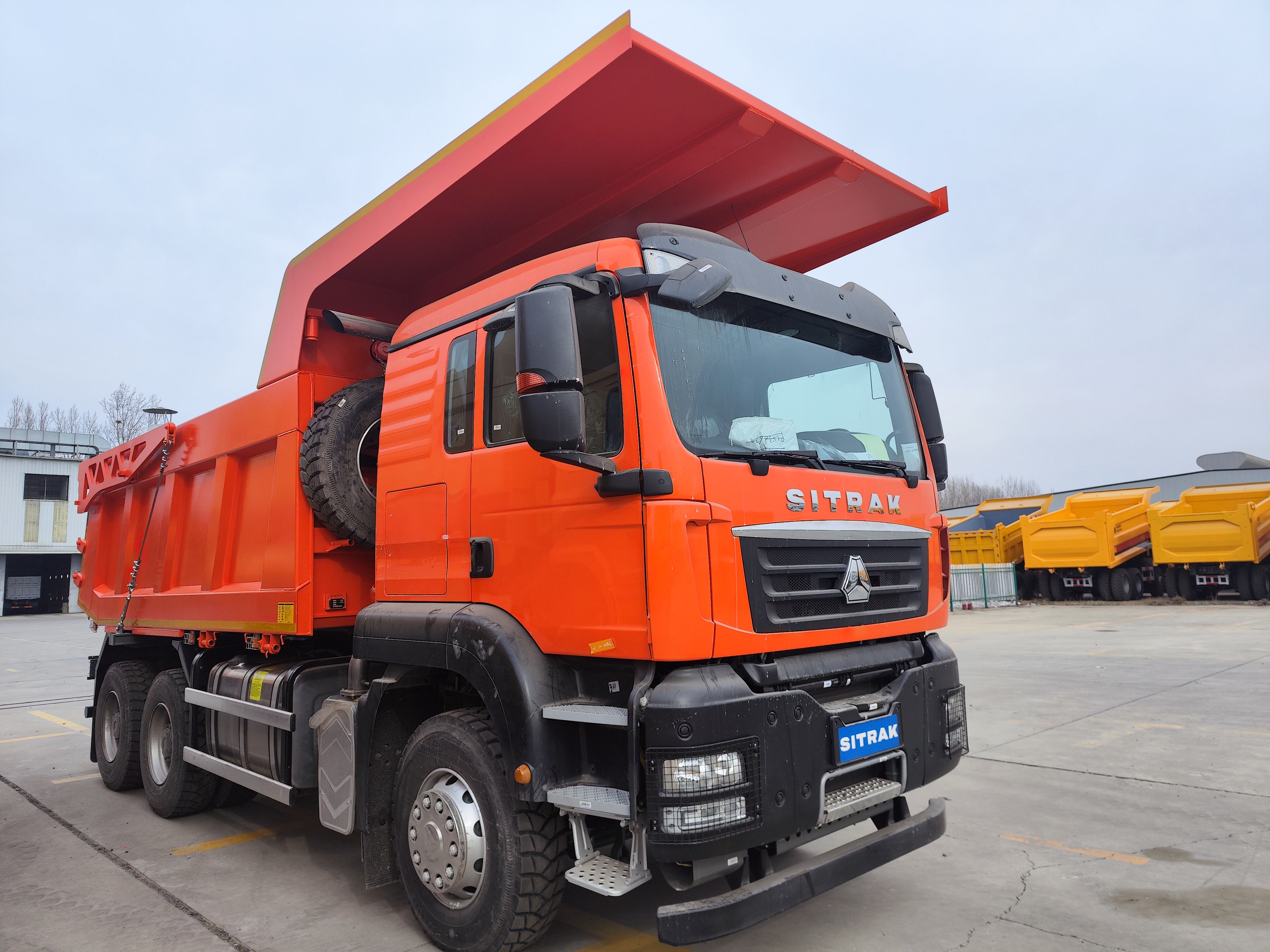 Самосвал SITRAK C7H 6x4 ( ZZ3256V384ME ) / 5.0*2.3*1.45 / 17 м3 / скальный / R24