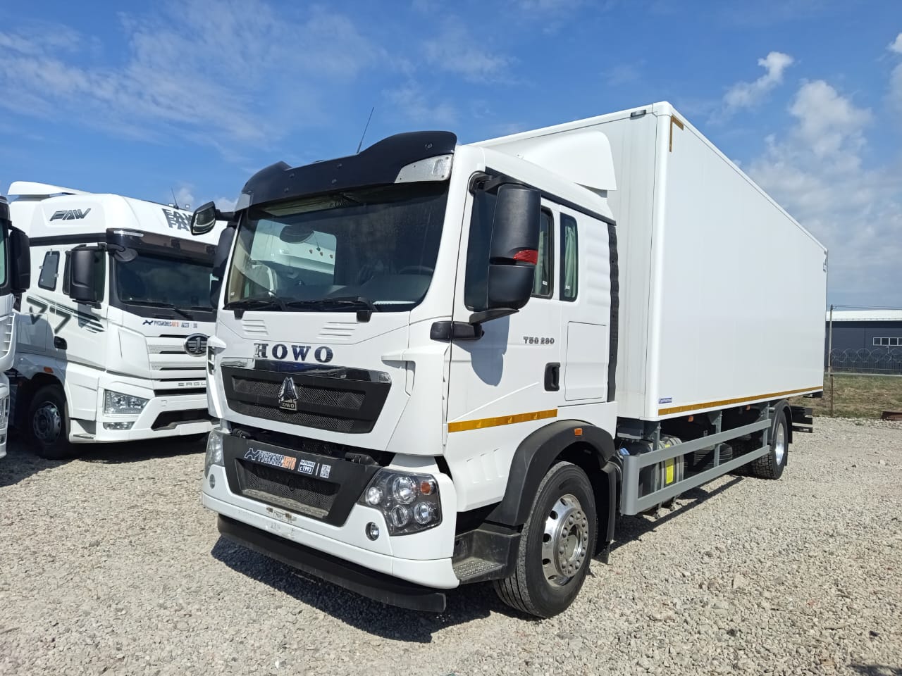 Фургон изотермический АФ-77ZZ11-HS-02 на шасси HOWO T5G 4х2 (ZZ1167M621GE1)/ 8270 мм