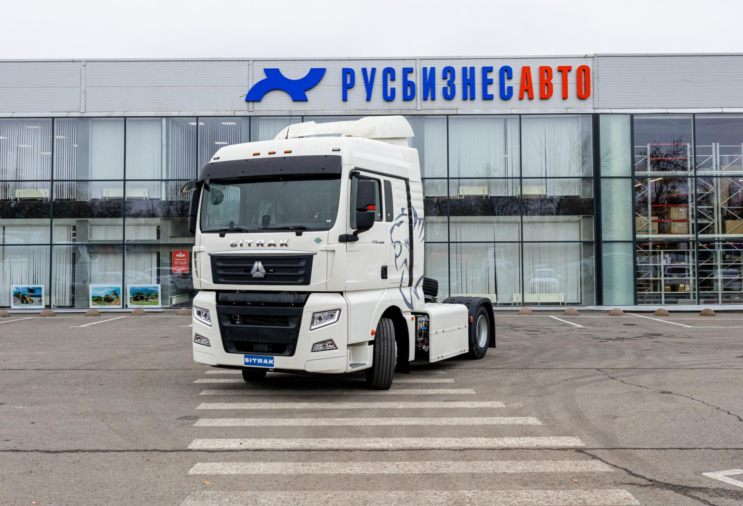 Тягач SITRAK C7H LUX 4x2 ( ZZ4186V391HE1C ) / без АДР с КОМ / КПГ / CNG (сжат.метан)
