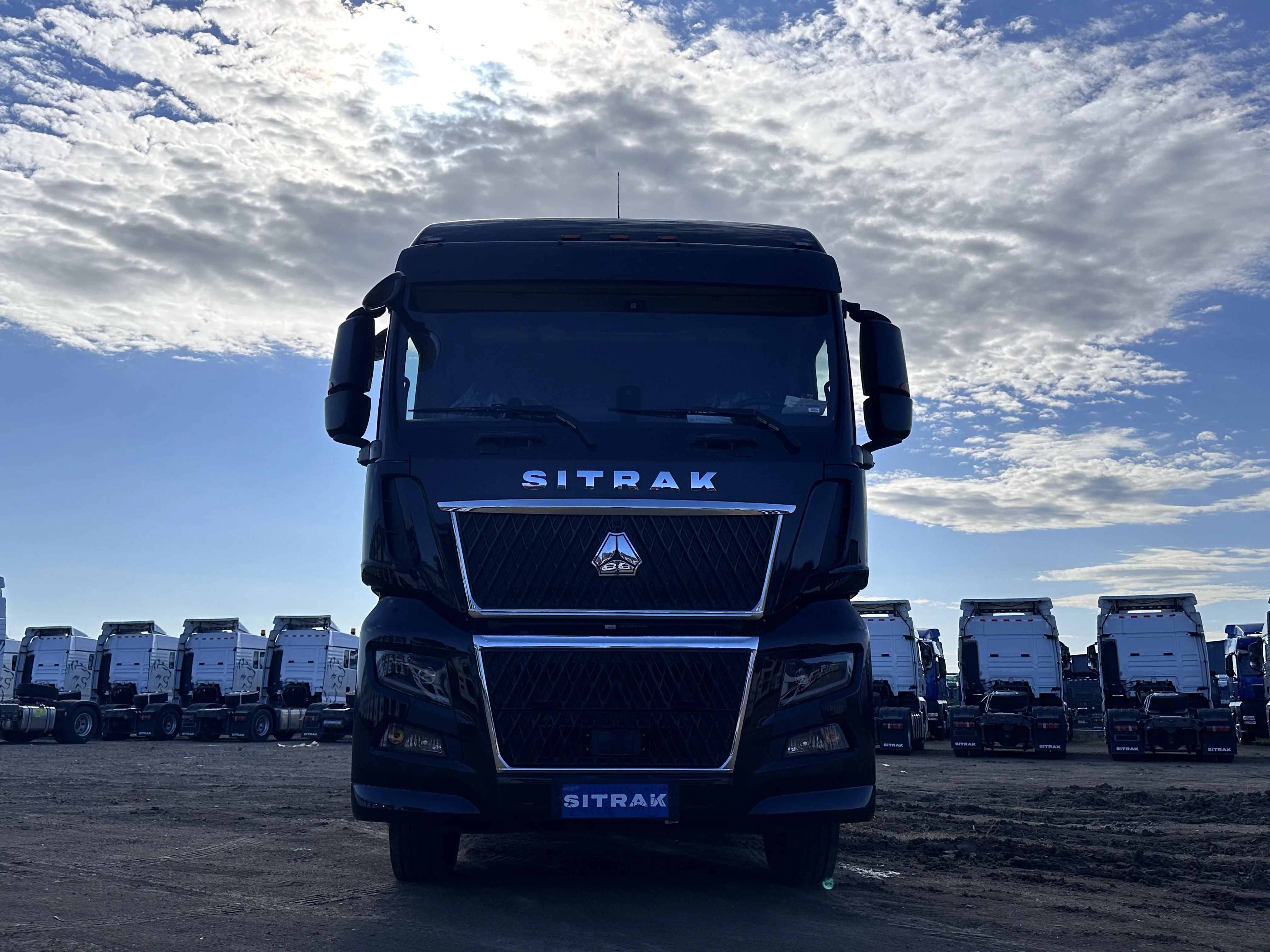 Тягач SITRAK C7H MAX 4x2 ( ZZ4186V391HE ) / без АДР и КОМ, черный