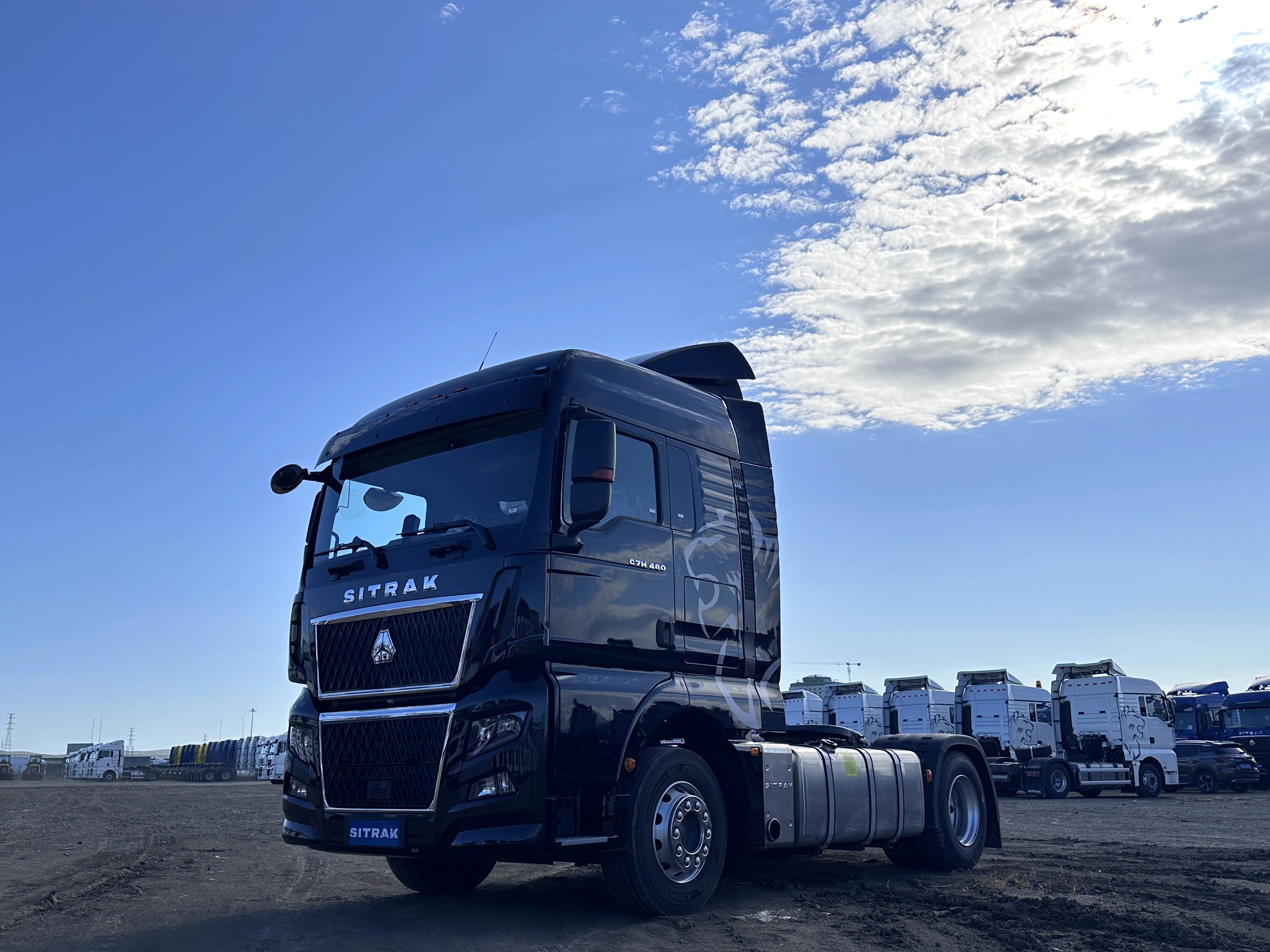 Тягач SITRAK C7H MAX 4x2 ( ZZ4186V391HE ) / без АДР и КОМ / один бак / запас.колесо на раме