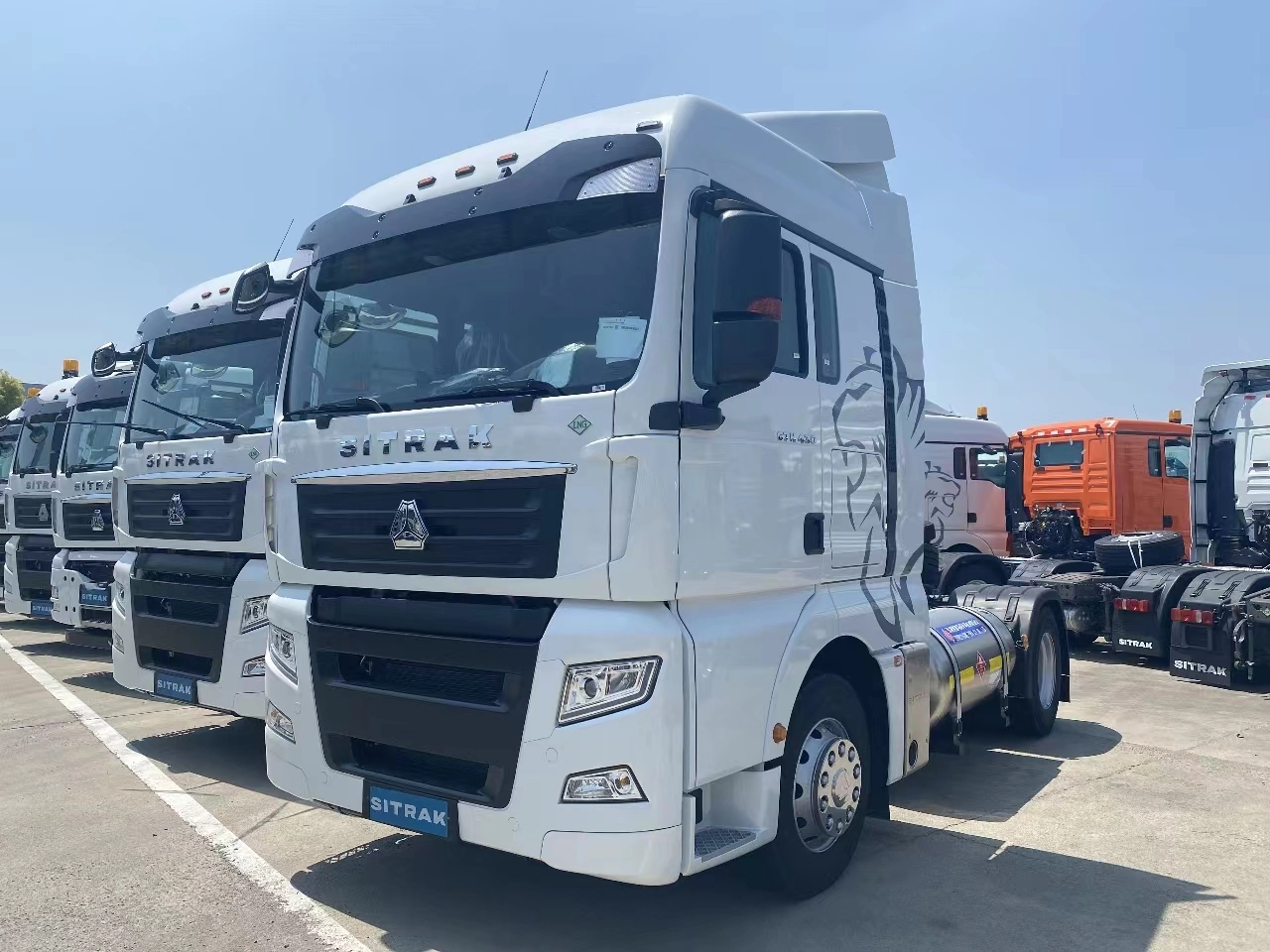 Тягач SITRAK C7H LUX 4x2 ( ZZ4186V391HE1L ) / без АДР с КОМ / СПГ / LNG (сжиж.метан)